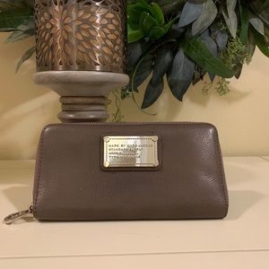 Classic Q, Vertical Leather Wallet
